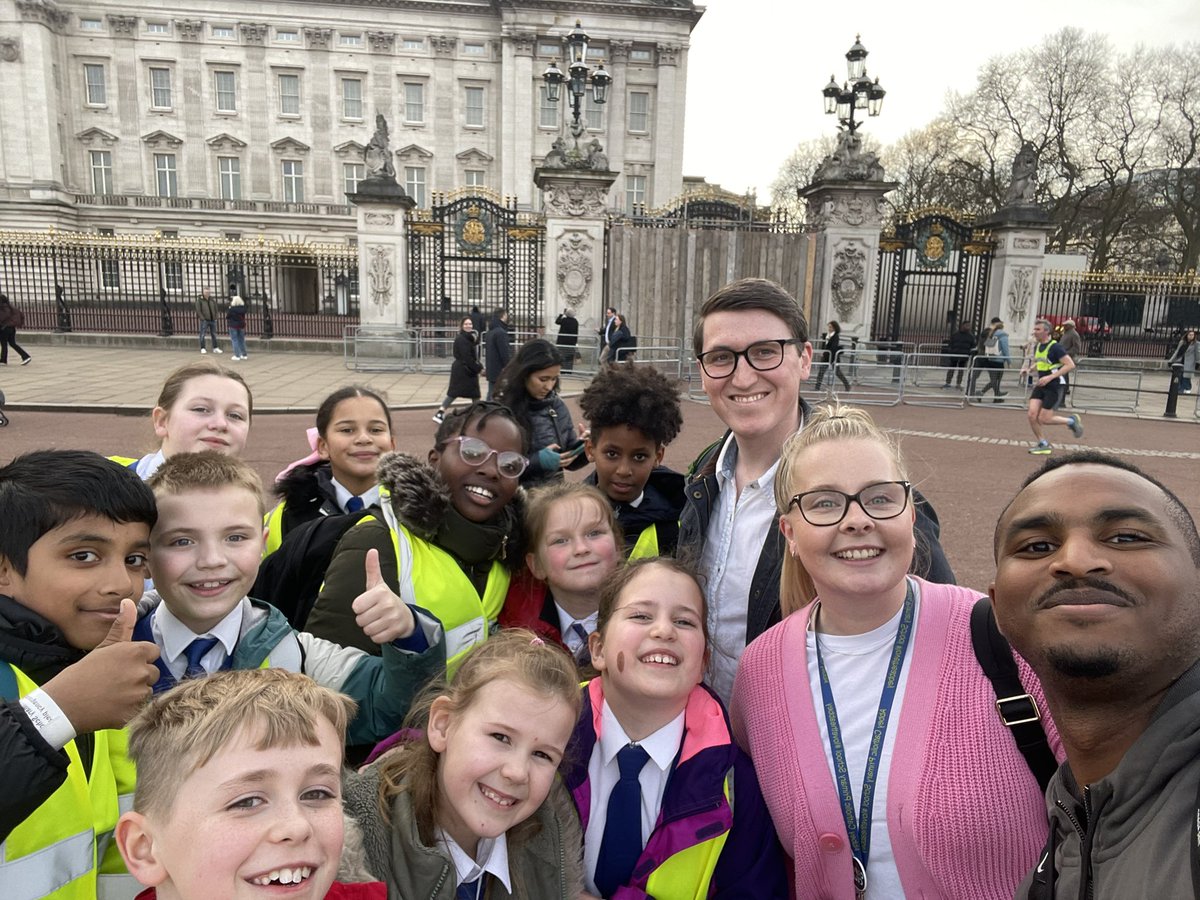 AbbeyPrimary's tweet photo. Final stop to Buckingham Palace #Schoolcouncil #Peacemakers https://t.co/rYpDfkueK6