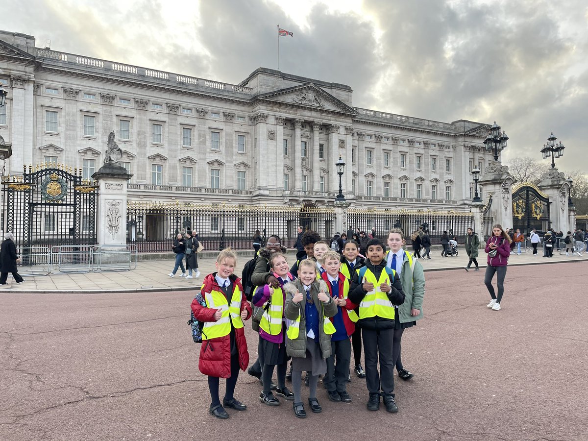 AbbeyPrimary's tweet photo. Final stop to Buckingham Palace #Schoolcouncil #Peacemakers https://t.co/rYpDfkueK6
