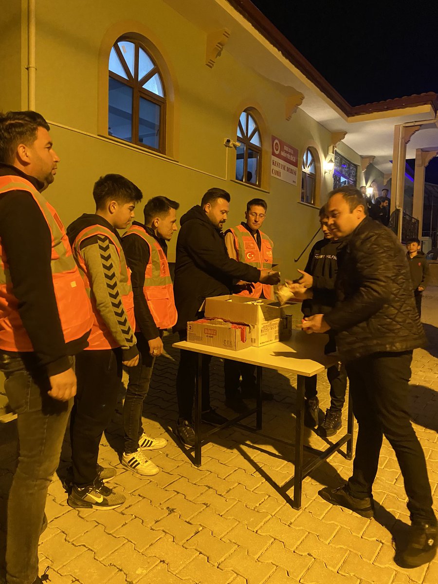 akgencbuldan's tweet photo. 📍Kestane / Deresi  Camii

AK Gençlik olarak Teravih Namazı çıkışı vatandaşlarımıza İkramlarımızı  dağıtarak Ramazan-ı Şeriflerini kutladık.

AK Gençlik ailesi olarak Hayırlı Ramazanlar dileriz. 

#HazırızKararlıyız https://t.co/sD2CJh0raF