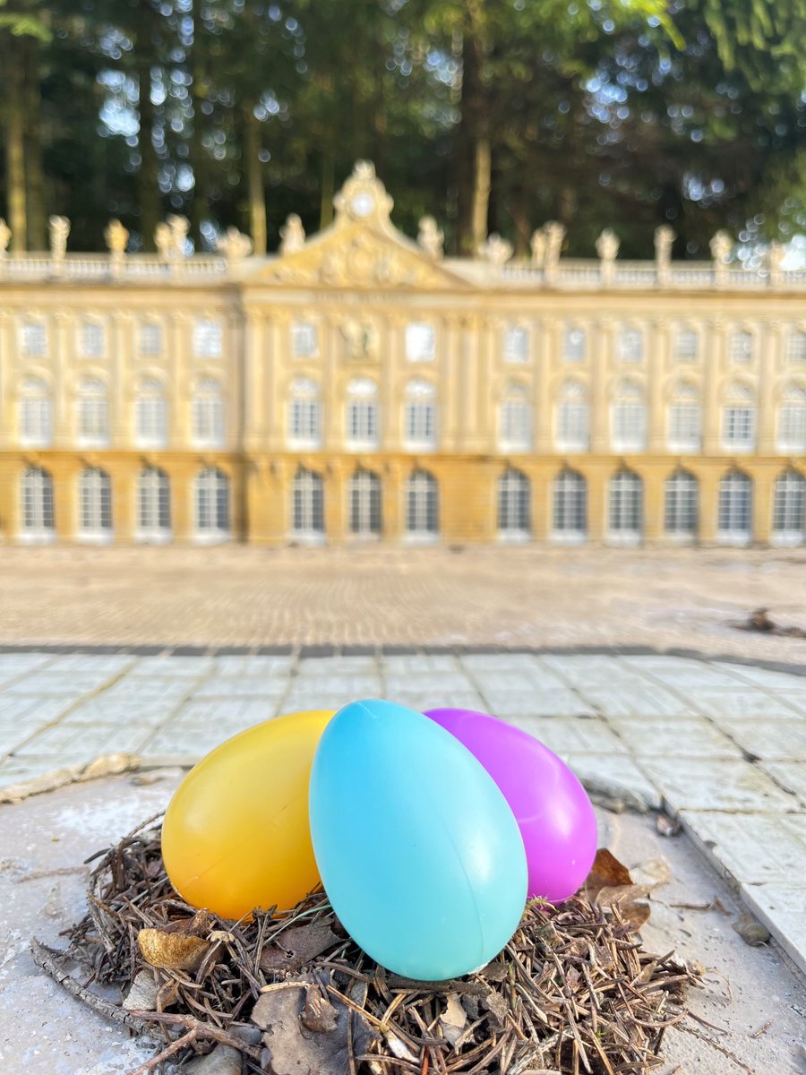 🐰 🥚 À l'occasion du week-end de #Pâques, du 30 mars au 1er avril. Les enfants participent à un monumental jeu de piste. Munis d’un livret de jeux, Ils doivent repérer les indices cachés prés des monuments du parc. Un moment inoubliable... et du chocolat à partager !