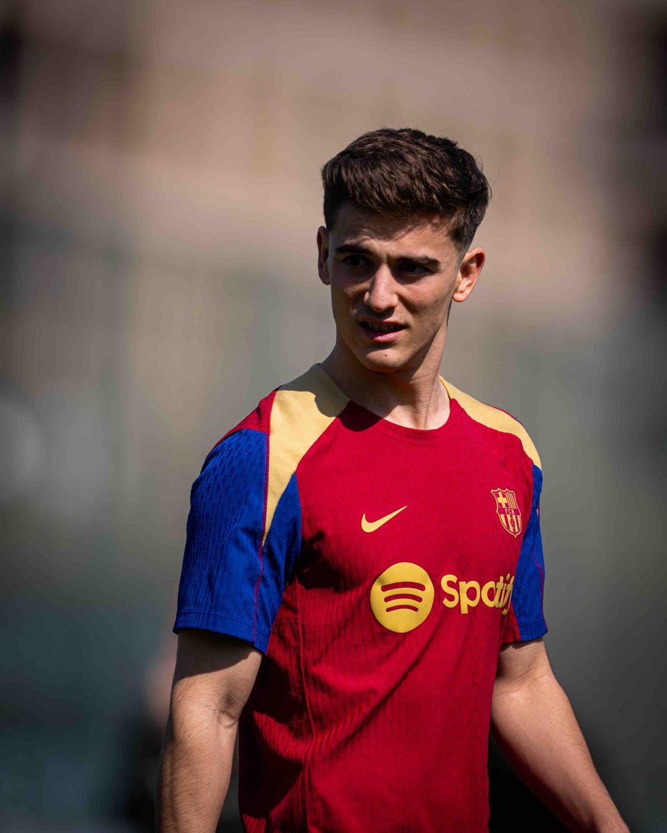 FCBarcelona_es's tweet photo. Hoy Gavi ha venido a ver el entrenamiento del primer equipo.

Te echamos de menos 🥺 https://t.co/ulX8VQgtoV