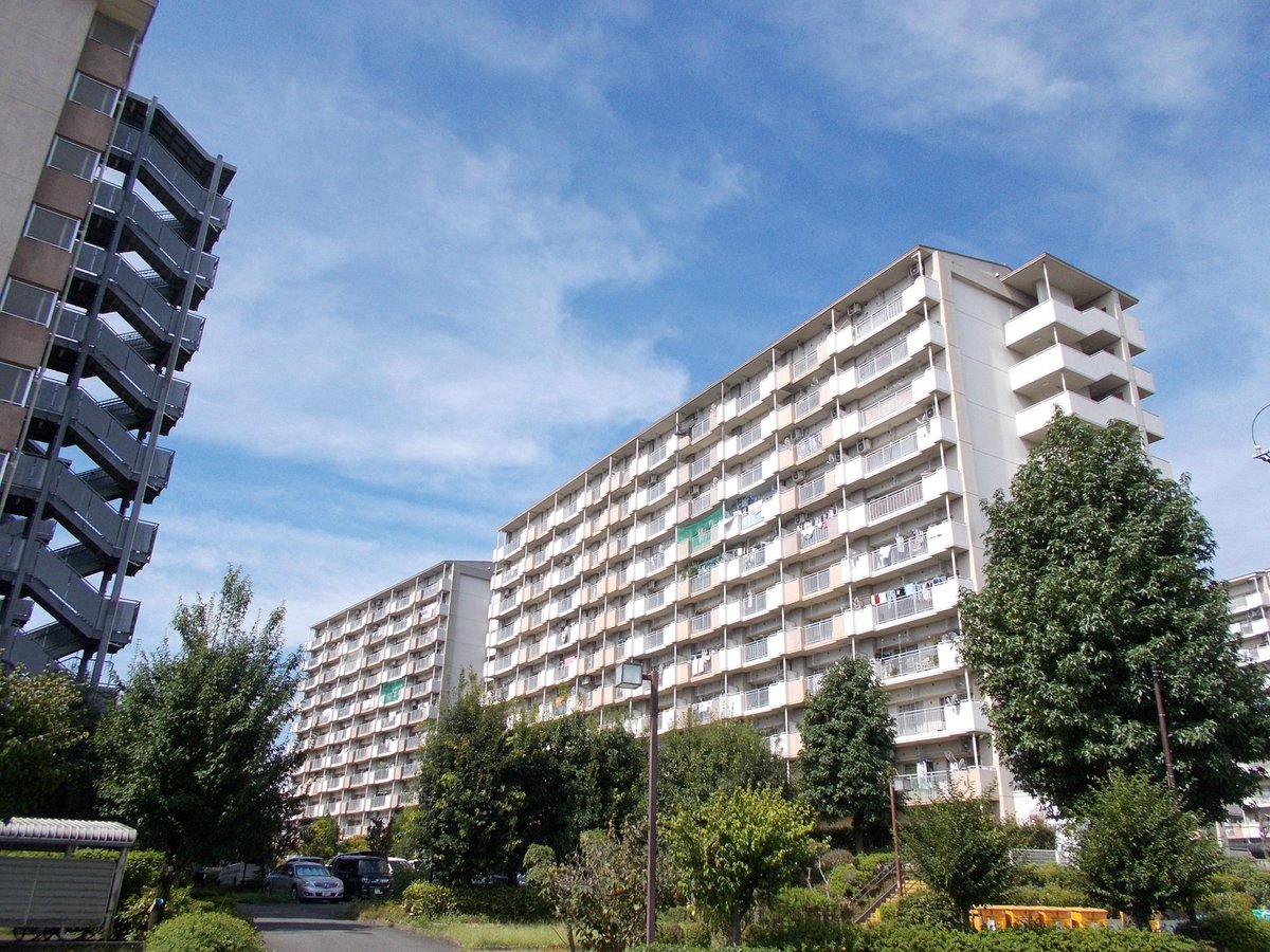 Tokyo_gov's tweet photo. These are public housing complexes run by the Tokyo Metropolitan Government. 
With rich greenery, ample space and earthquake safety measures, residents can live in a fine and safe environment. 
#TokyoTechBook 
Read p.14-15 of https://t.co/V2MrROHUEq https://t.co/b2XnwfJYqL