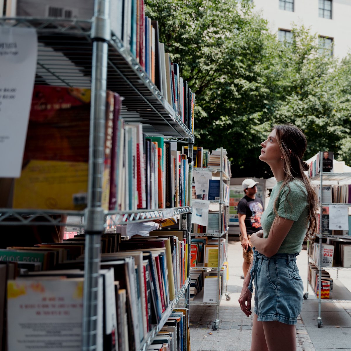 📚Capital Book Fest is back this Thursday, March 21! #DowntownDC's pop-up bookstore returns to Wilson Plaza every third Thursday until November. Dive into thousands of books, CDs, DVDs, and vinyl for $6 or less. hubs.ly/Q02pR_PY0