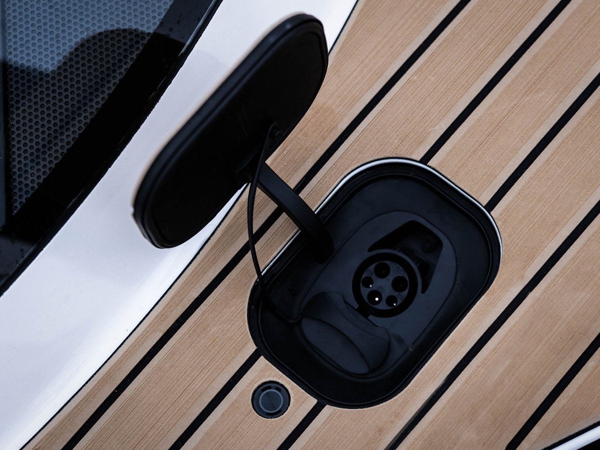 Charging a car is one thing, but what about a boat? Charge our boats with: 🔋 Level 1 — Standard wall outlets 🔋 Level 2 — The chargers you'd use to charge an electric car at home 🔋 Level 3 — DC fast chargers More answers to frequently asked questions: arcboats.com/FAQ