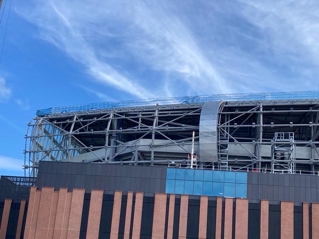 The first section of barrel clad roofing is installed on the facade of the west stand. 🏗
