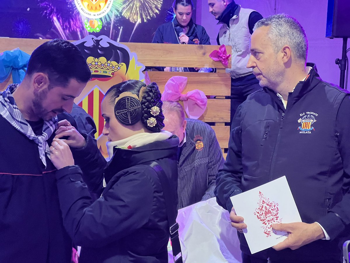 AjMislata's tweet photo. 🔥 #Falles2024 #MislataEnFalles
Sopar de germanor a la Falla Felip Bellver - Mare Ràfols, on el seu President i la Fallera Major han col·locat la insígnia de fallers d'honor a l'alcalde i al regidor de Falles. https://t.co/LLknJJYoXI