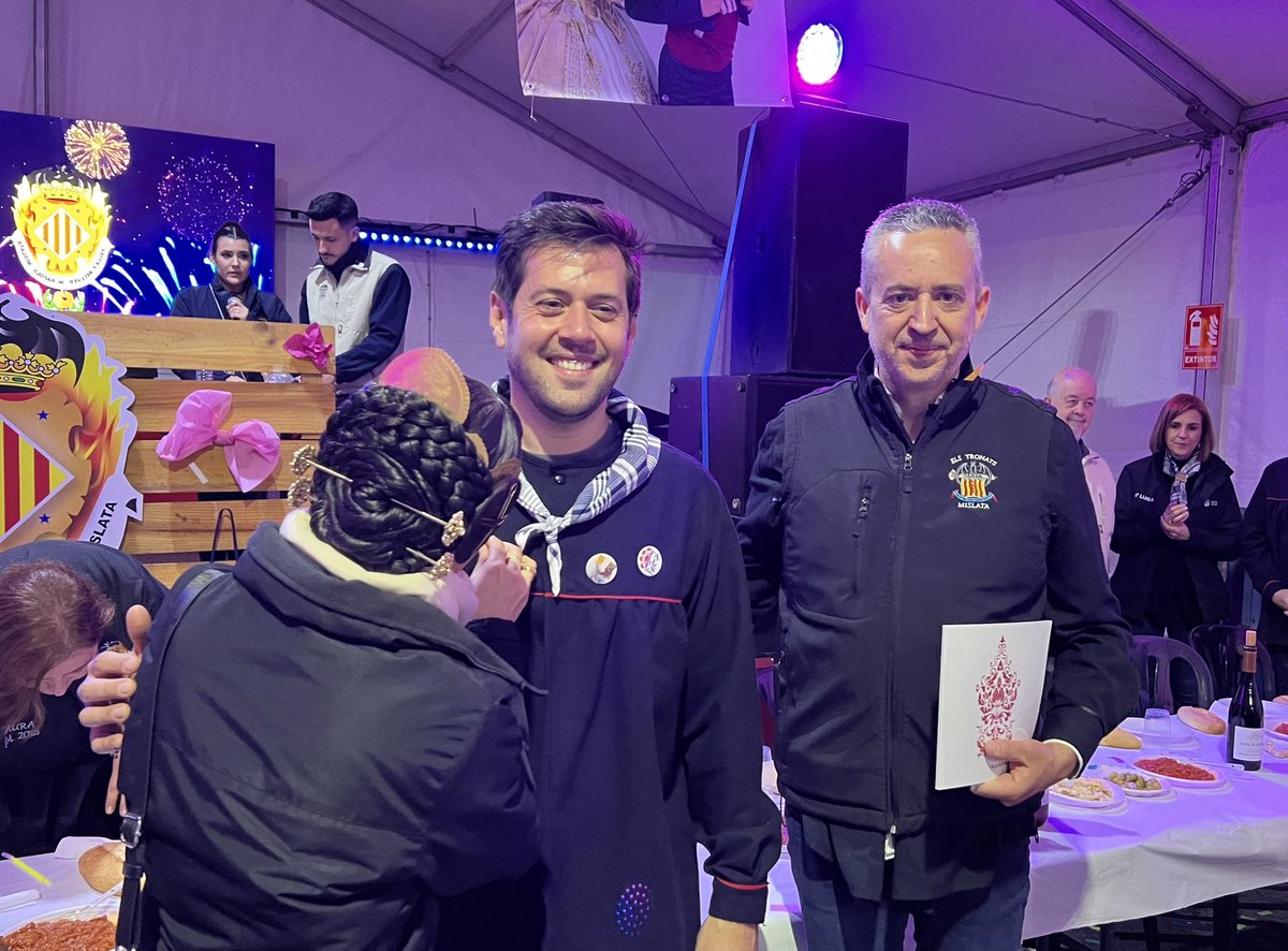 AjMislata's tweet photo. 🔥 #Falles2024 #MislataEnFalles
Sopar de germanor a la Falla Felip Bellver - Mare Ràfols, on el seu President i la Fallera Major han col·locat la insígnia de fallers d'honor a l'alcalde i al regidor de Falles. https://t.co/LLknJJYoXI