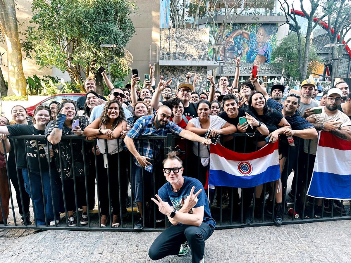 longst0ry's tweet photo. Es de mi agrado informarles que tengo foto con @travisbarker y @markhoppus  😭💖 
@tomdelonge we are waiting for u ✨

@blink182py @blink182 https://t.co/xaErMTyOfK
