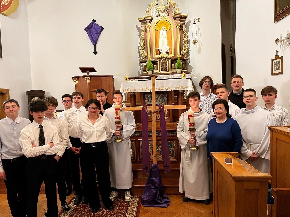 NSD_OFM's tweet photo. 🔸 Dzisiaj z inicjatywy Pań Profesor Danucie Załuckiej i Małgorzacie Chamielec, grupa teatralna naszej szkoły przygotowała wieczór poetycko-modlitewny pt.: „Zmartwychwstań w nas” 🙌🏽🙏🏽 https://t.co/UZw0l8Hmnj