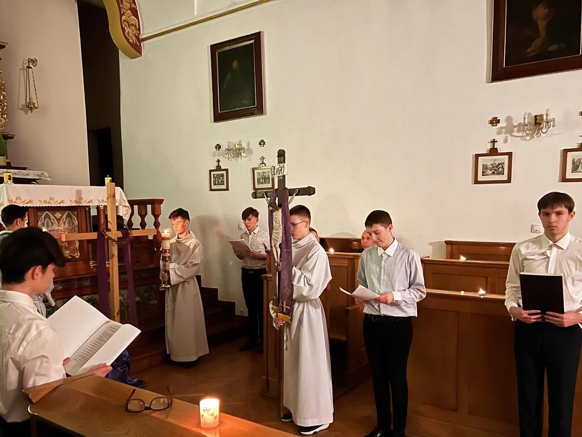 NSD_OFM's tweet photo. 🔸 Dzisiaj z inicjatywy Pań Profesor Danucie Załuckiej i Małgorzacie Chamielec, grupa teatralna naszej szkoły przygotowała wieczór poetycko-modlitewny pt.: „Zmartwychwstań w nas” 🙌🏽🙏🏽 https://t.co/UZw0l8Hmnj