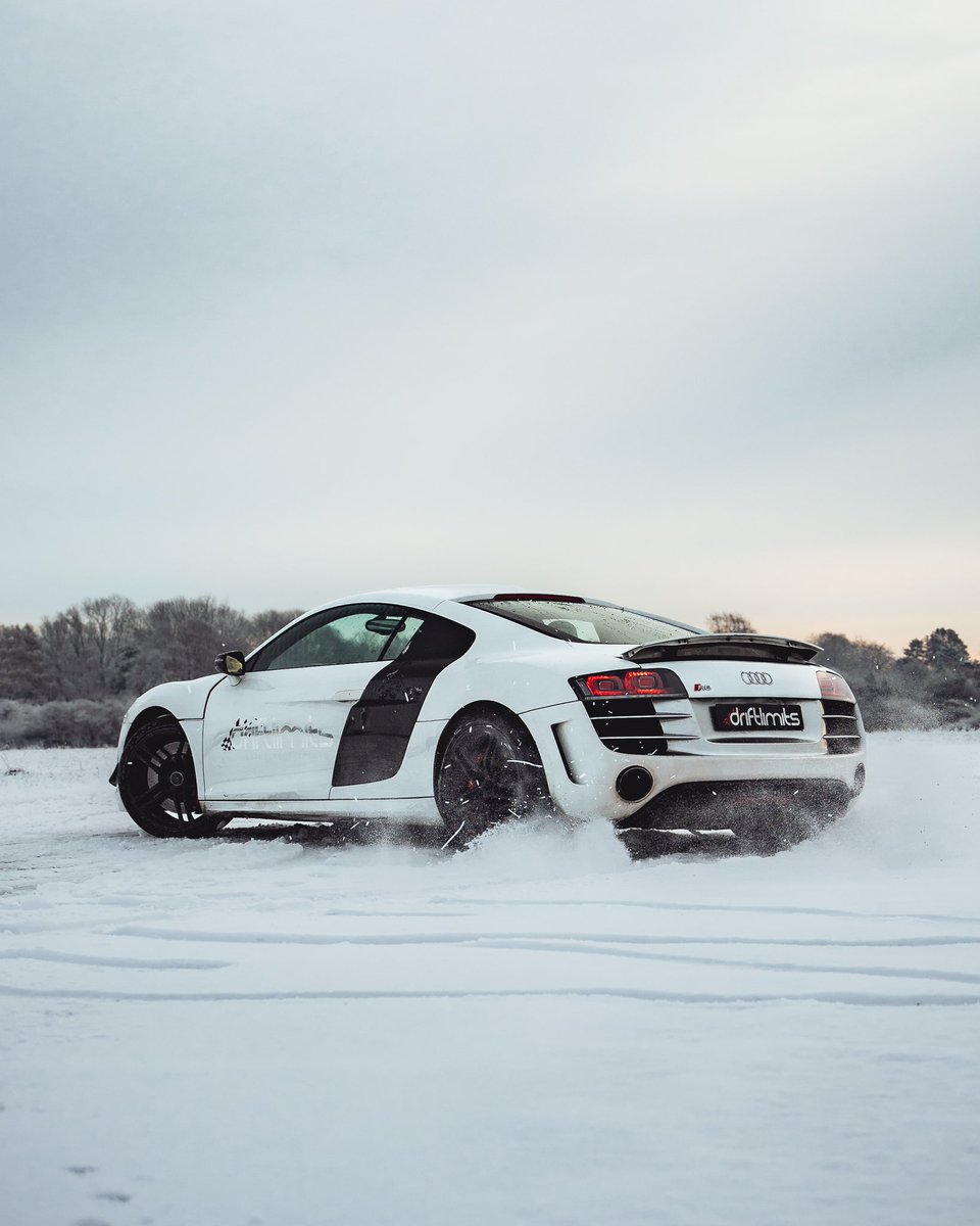 We was really hoping for some snow this year but it’s not all bad news. Summer is on its way! 😬😏 #audir8 #snowphotography #snowphotos #summervibes #driftingcars #DriveMe #londonactivities