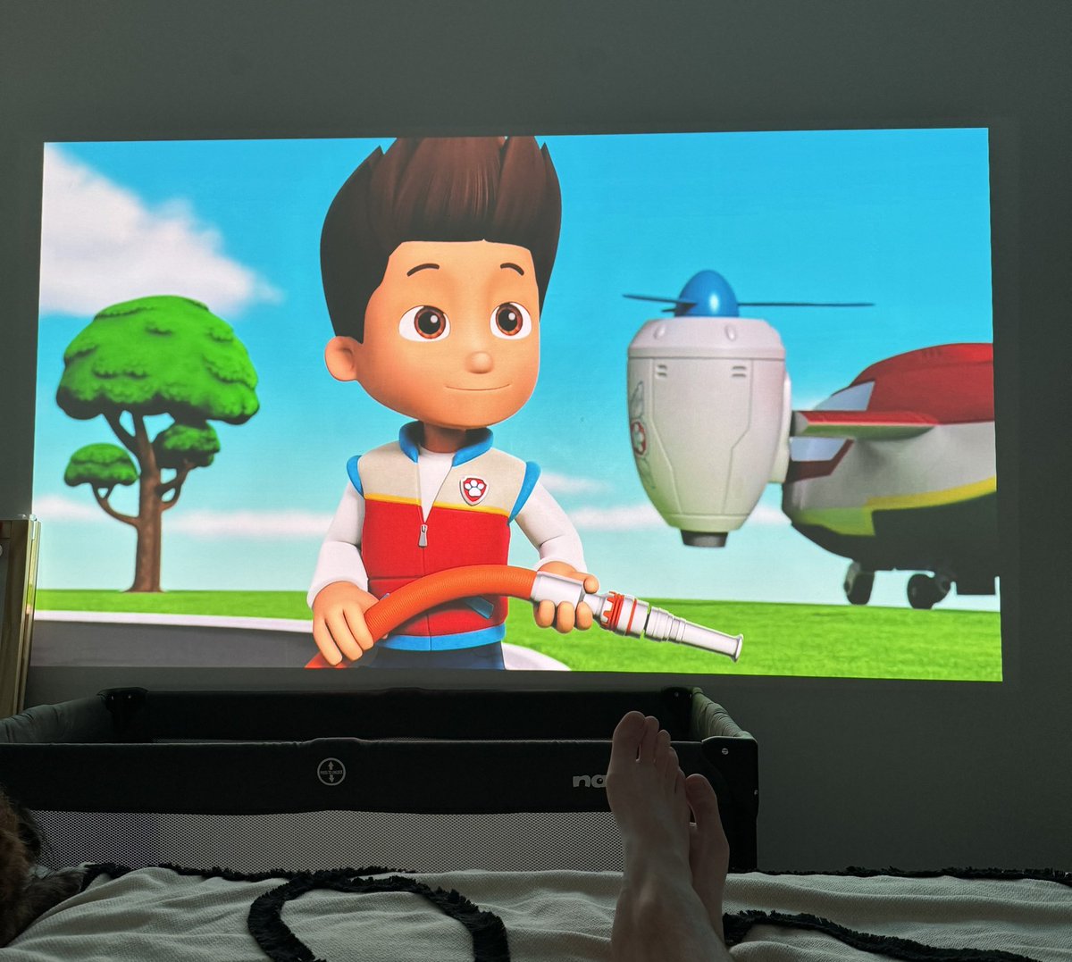 Apres 4 saisons de pat patrouille et un miller d’épisodes regardés voici ma question. Qui finance la pat patrouille ? Madame Gooday avec le budget de la mairie ? La famille royale sur ses fonds propres ? Une puissance étrangère ?