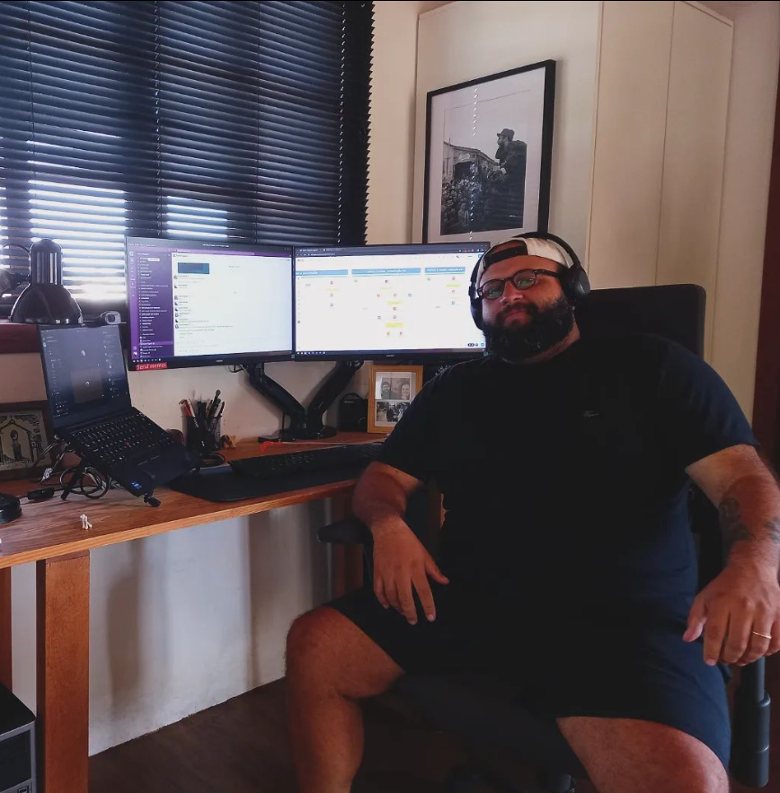 "Eu tenho a senha pra correr por todo canto
Humildade e a disciplina dos sermão que mãe me deu...

Eu tenho a senha e meu cavalo já tá pronto
Em cima da sela eu mostro que mereço meu troféu... "

2014 -2024