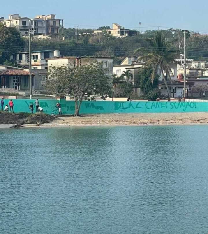 MagJorgeCastro's tweet photo. ⚠️⚠️Así amanece el viaducto de Matanzas, playa del Tenis… se lee clarito: “Díaz Canel Singao”.
#CubaPaLaCalle https://t.co/EpUHB7oJdg