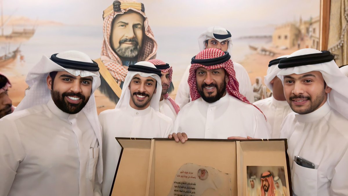 تشرفنا اليوم بالسلام وإهداء متواضع مني ومن أخواني مفتشين أمن المطار وتعبير عن الجميل الذي قدمه معالي الشيخ طلال الخالد الأحمد الصباح تجاه حقوقنا الوظيفية التي كانت منقوصة لسنوات وبفضل من الله ثم جهوده تم الإنجاز  قال رسول الله صلّى الله عليه وسلم لا يشكر الله من لا يشكر الناس..🌹