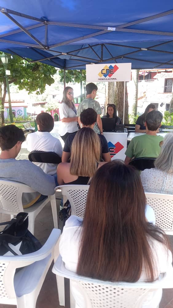 Reporte Electoral El Hatillo 3.00 pm

Reporta el Concejal Daniel Pérez (<a href="/danielperezpj/">daniel perez</a>) que el día de hoy ya más de 100 personas se han inscrito o actualizado sus datos en el REP de manera exitosa en el punto ubicado en la plaza Bolívar de El Hatillo.