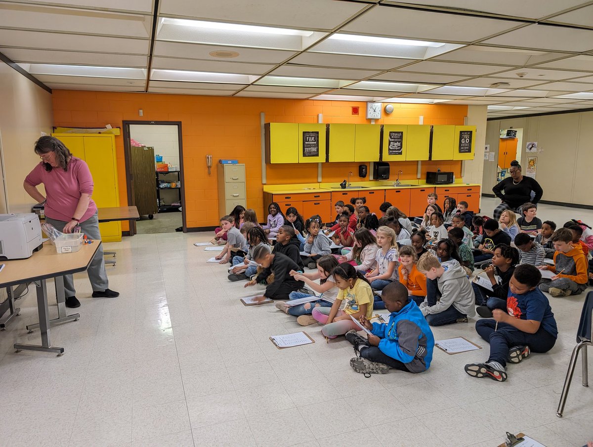 TESRockfish's tweet image. In Second Grade, students work to make predictions on whether an object will float or sink as part of learning about properties of matter. #sciencerules #tesrockfish