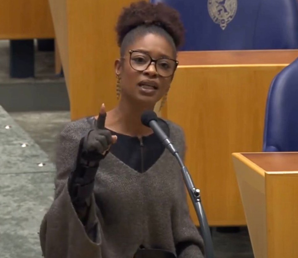 De laatste dagen loopt Sylvana Simons weer te klagen over racisme. Linkse traantjes. 

Doe een ♥️ &amp; RT als je BLIJ bent dat ze is WEGGESTEMD uit ons parlement!