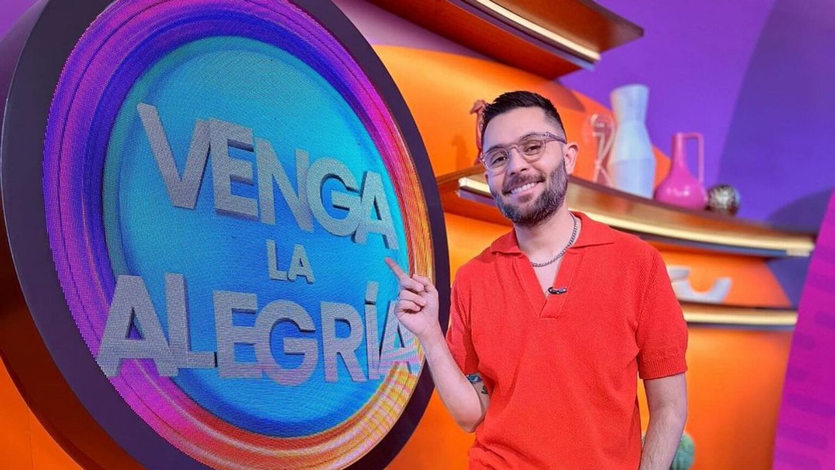 Ricardo Casares regresa a “Venga la alegría”, tras sufrir un infarto. Lo reciben Sergio Sepúlveda y Patricio Borghetti en una alfombra roja. n9.pulse.ly/evoa6gbhwx 📺
#Espectáculos #RicardoCasares #VengaLaAlegría #TVAzteca #SergioSepúlveda #PatricioBorghetti #AlfombraRoja