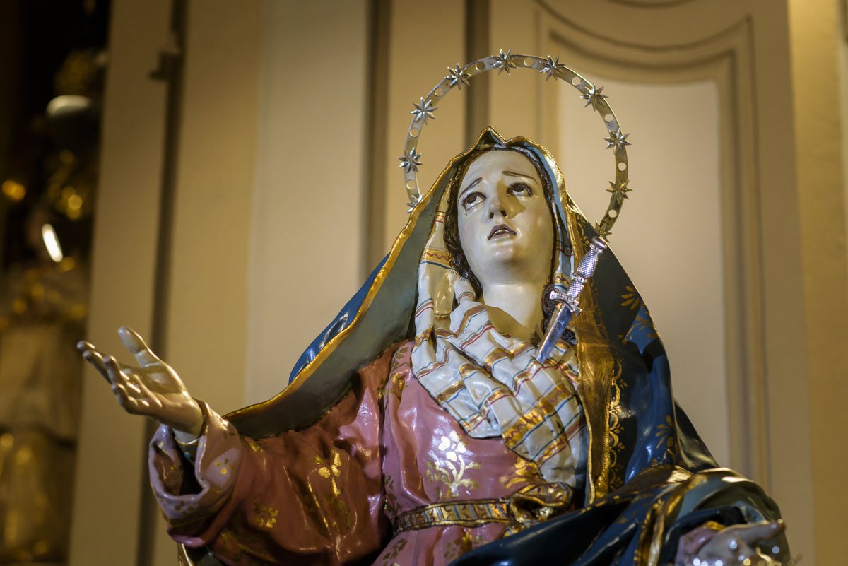 𝗥𝗢𝗡𝗗𝗔 𝗔 𝗟𝗔 𝗗𝗢𝗟𝗢𝗥𝗢𝗦𝗔. Ya se aproxima tu día Santísima Virgen de los Dolores. Cómo ya es tradición, los nazarenos azules estaremos contigo para felicitarte. 📍22 de marzo a las 00h. Plaza de San Nicolás, #Murcia.