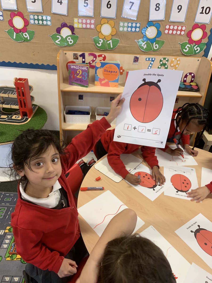 NewParkPrimary's tweet photo. Super mathematicians in RM solving doubling problems independently! ⭐️ #NP_RM #NP_Maths https://t.co/lEOINt9iMG