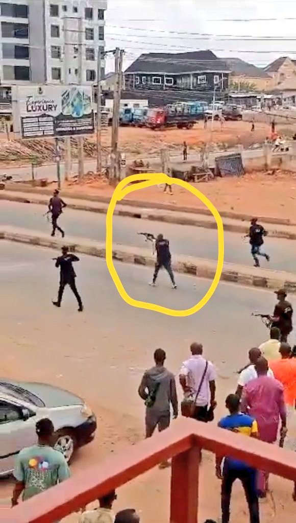 Millishield01's tweet photo. From Asaba....
AK 47 into the crowd of protesters....
Honestly I can't can😫😫😫 https://t.co/pkRJP1wy0S