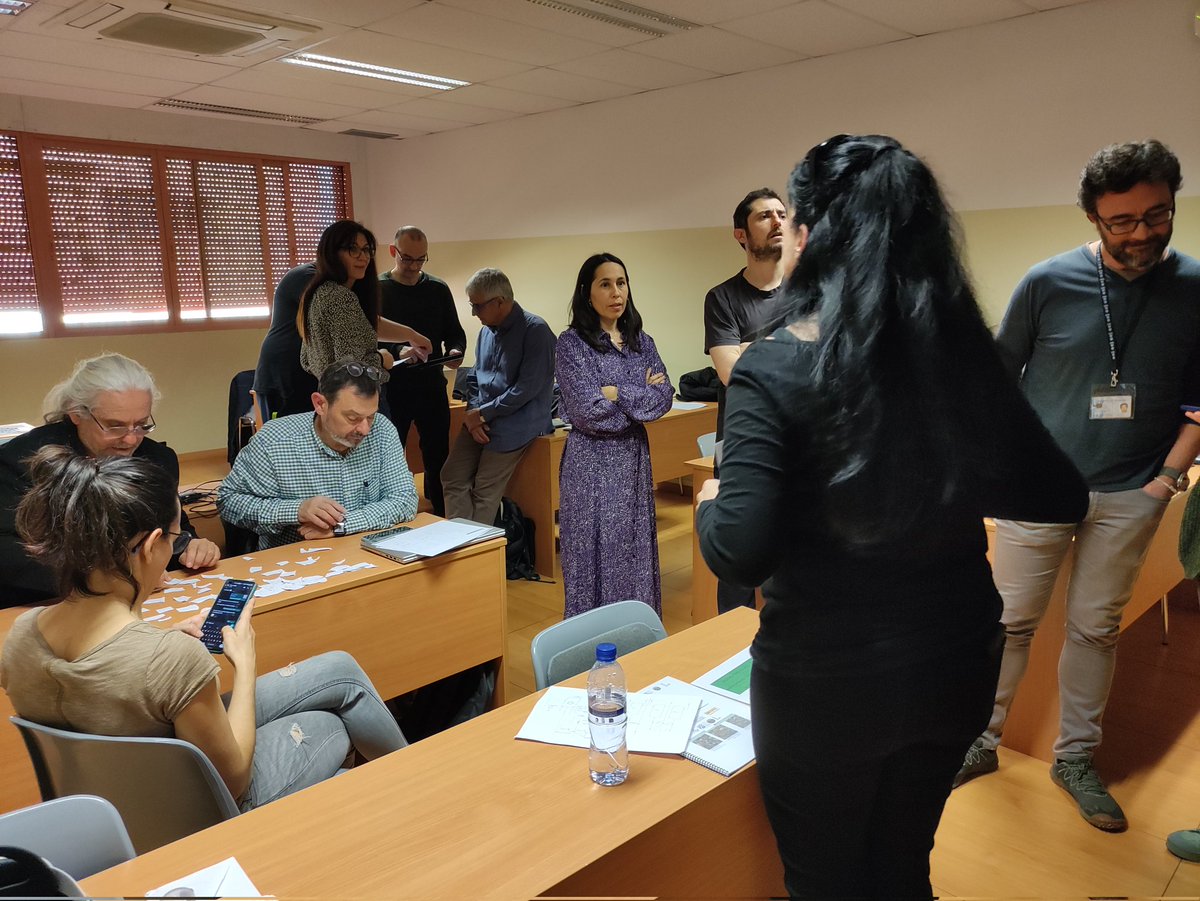 iaferre's tweet photo. Que m'agrada el projecte @digitaltwinboxes que lidero és evident. 

Avui he tret la pols al títol de Doctora a la Facultat de Biologia de la UB 

Dos minuts m'ha durat la serietat, i he començat a gaudir de l'aprenentatge entre iguals amb docents universitaris 
#fp #quimica  #vr https://t.co/kubQv99IqS