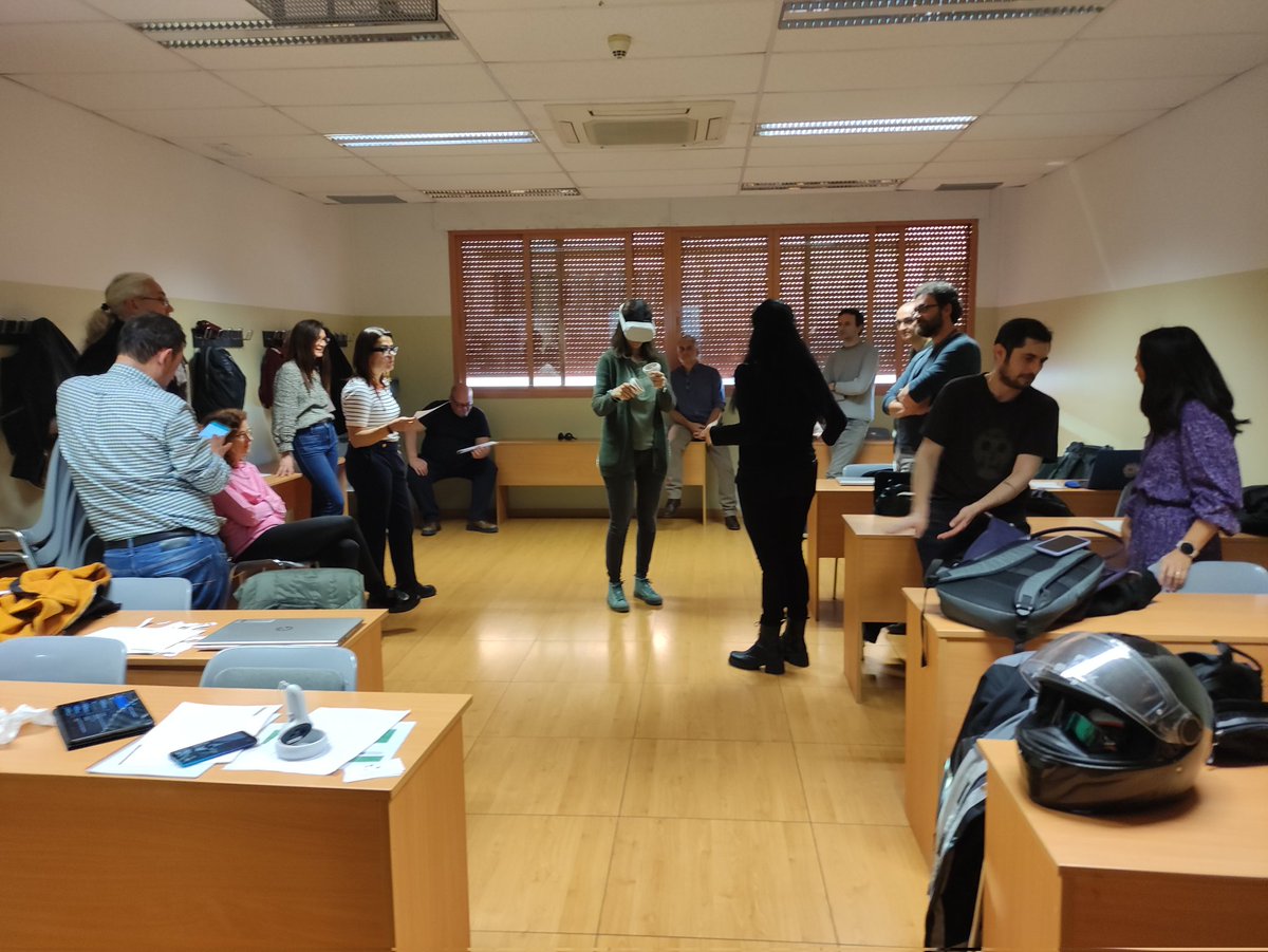 iaferre's tweet photo. Que m'agrada el projecte @digitaltwinboxes que lidero és evident. 

Avui he tret la pols al títol de Doctora a la Facultat de Biologia de la UB 

Dos minuts m'ha durat la serietat, i he començat a gaudir de l'aprenentatge entre iguals amb docents universitaris 
#fp #quimica  #vr https://t.co/kubQv99IqS
