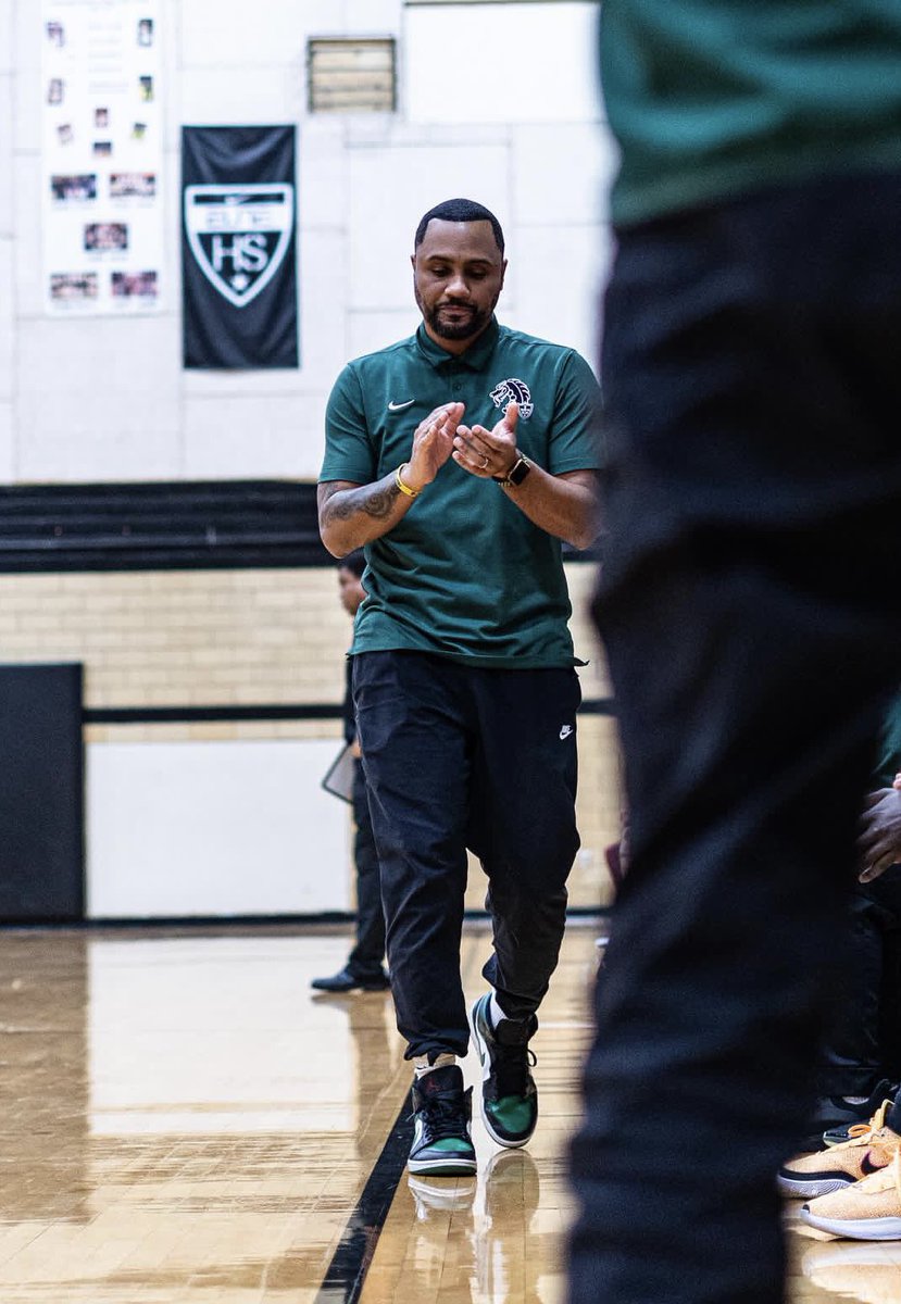 CoachBT_Turner's tweet photo. Appreciate the acknowledgment of being named Class 5 District 2 Coach of the Year!! 🙏🏽🙏🏽🙏🏽

S/O to all my players from all levels, Team UNKNOWN, my Staff &amp; AD for the support all year long! Truly grateful. 

Counting every blessing! @SSCHoops 
#SouthSide x #Dragons
⚪️🟢 https://t.co/wLct8gIcY8