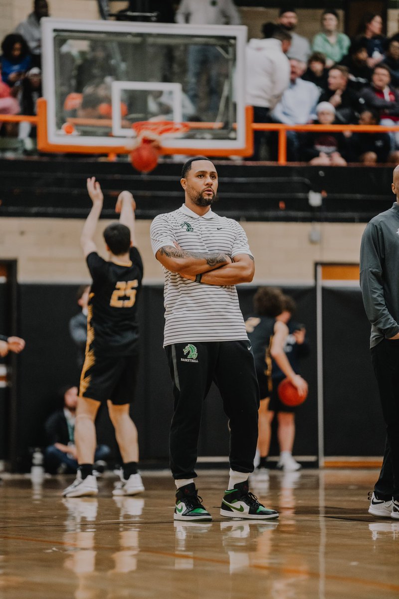 CoachBT_Turner's tweet photo. Appreciate the acknowledgment of being named Class 5 District 2 Coach of the Year!! 🙏🏽🙏🏽🙏🏽

S/O to all my players from all levels, Team UNKNOWN, my Staff &amp; AD for the support all year long! Truly grateful. 

Counting every blessing! @SSCHoops 
#SouthSide x #Dragons
⚪️🟢 https://t.co/wLct8gIcY8