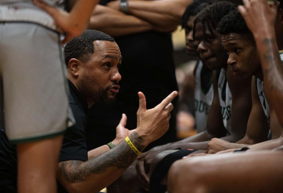 CoachBT_Turner's tweet photo. Appreciate the acknowledgment of being named Class 5 District 2 Coach of the Year!! 🙏🏽🙏🏽🙏🏽

S/O to all my players from all levels, Team UNKNOWN, my Staff &amp; AD for the support all year long! Truly grateful. 

Counting every blessing! @SSCHoops 
#SouthSide x #Dragons
⚪️🟢 https://t.co/wLct8gIcY8