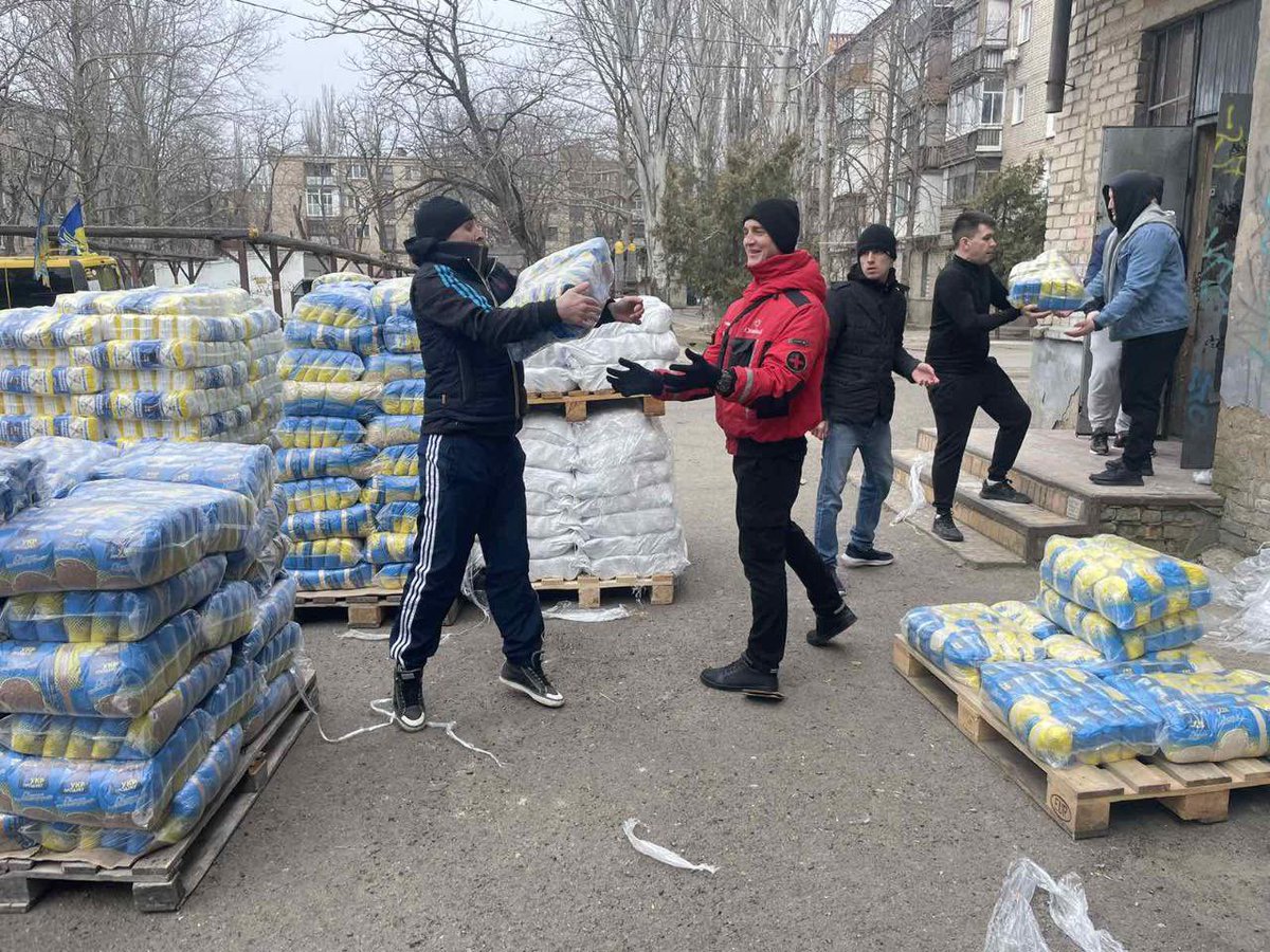 This month BlueCheck partner Spiv Diia will deliver 5,872 food kits to people in Ukraine's Mykolaiv, Donetsk, Dnipropetrovsk, and Kharkiv regions. The number of applications still in the queue: +54,000. Ukrainians need our support. Give what you can: bluecheck.in/donate