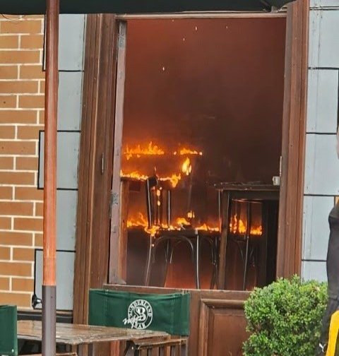 RosarioXConocer's tweet photo. 🔥🚒 INCENDIO EN EL HISTÓRICO SUNDERLAND BAR DE #ROSARIO. 

Ocurrió hace apenas algunas horas, pero no es la primera vez que pasa. Hace 35 años ocurrió un hecho de similares características. https://t.co/QvUWQqiZtm