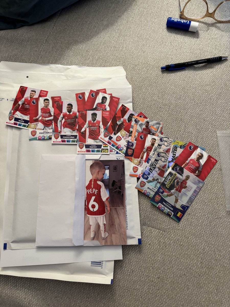 Mexo23's tweet photo. @GeoffArsenal @AFCAMDEN @fkhanage Hi guys, just wanna ask you if there is any chance to get signed cards by our players when I am from Slovakia? We are collecting them with my 3,5 y old son but when we sent them to London the club responded that they are unable to do it. https://t.co/mpTdQUsnDA