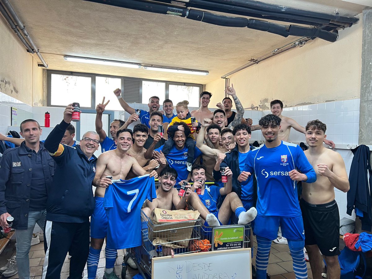 Marcelarmengol's tweet photo. Súper contento por la victoria de ayer, de la manera q se dio y por volver a ganar en casa que tanto deseábamos. Un victoria q merecía el club, los jugadores y afición.
Una victoria de todos ( incluido ex-jugadores que ayer nos vinieron a animar) 💪🏻👏🏻

¡Vamos @UDVistaAlegre ! 🔵 https://t.co/KCWR3vxvgZ