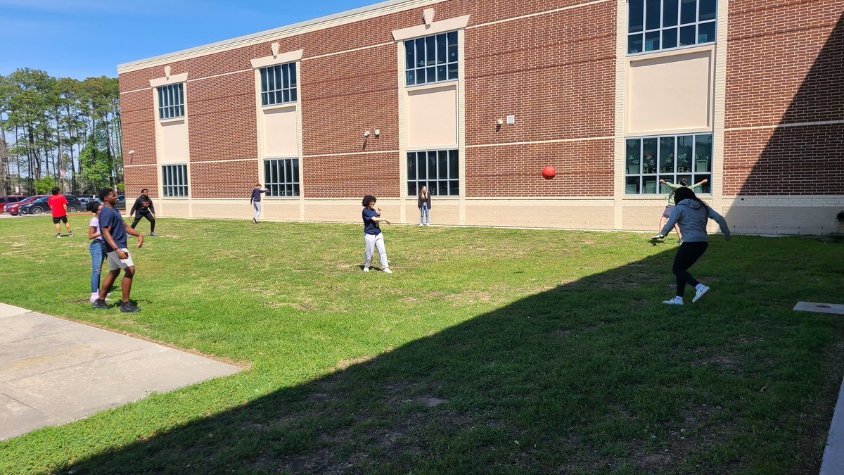 SarahMayhall1's tweet image. AVID 1 enjoying the gorgeous weather during advisory!🌞 #kickball #sportsmode #AVIDfamily