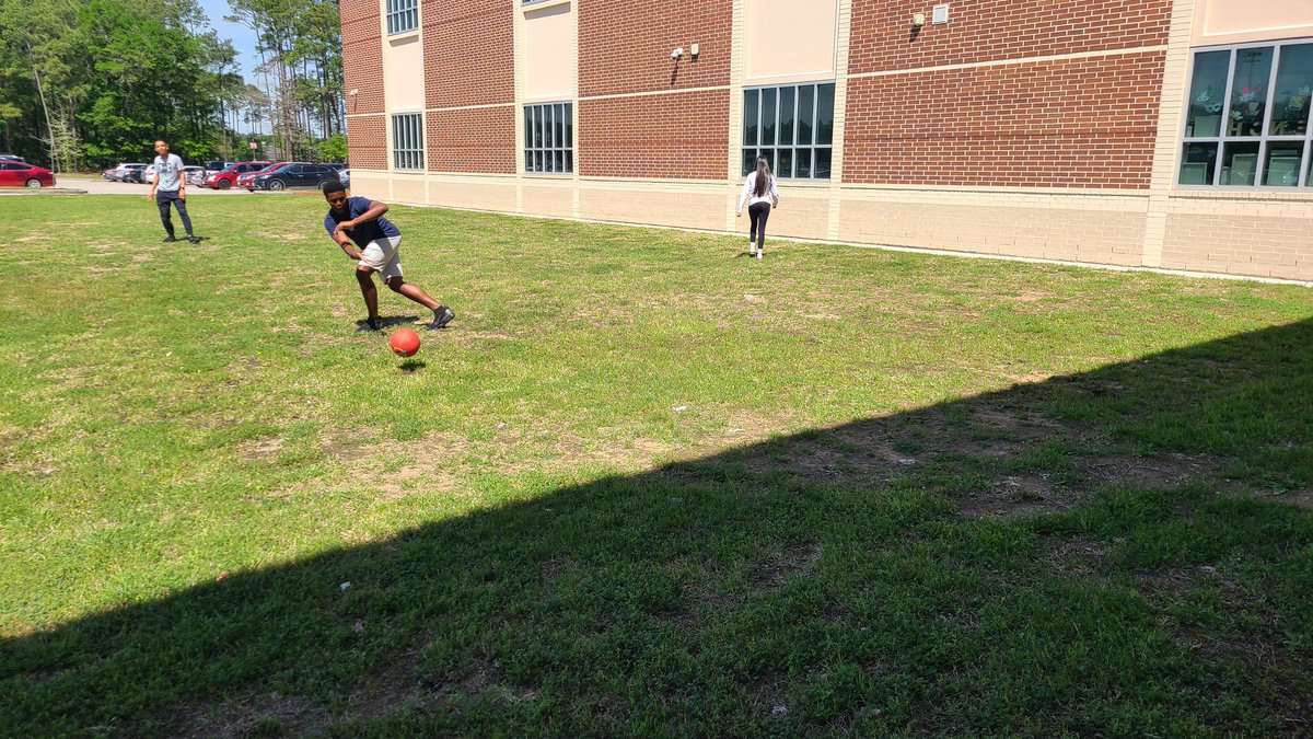 SarahMayhall1's tweet image. AVID 1 enjoying the gorgeous weather during advisory!🌞 #kickball #sportsmode #AVIDfamily