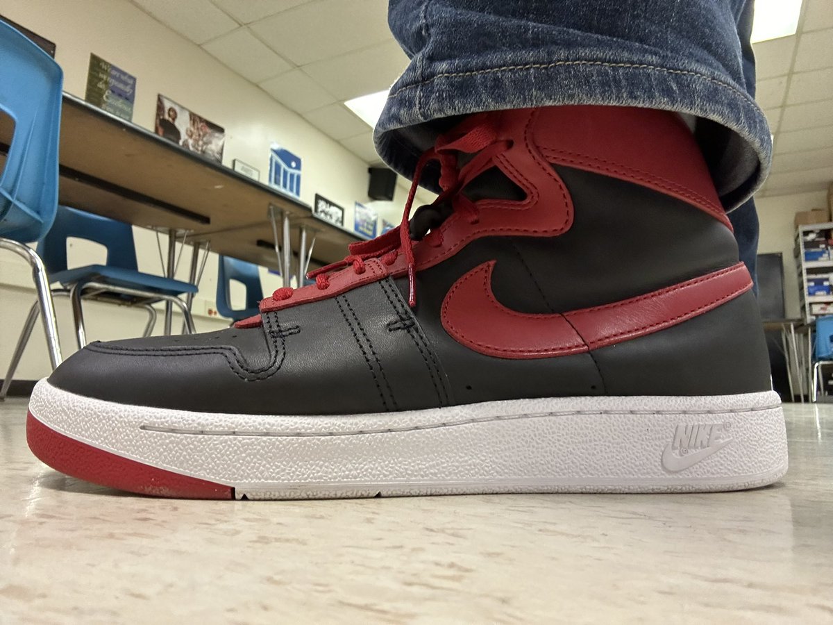 Always feels like I am wearing history when I wear the REAL “banned” sneaker, the pride of my collection. Happy Monday, everybody! (Nike Air Ship Pro Circuit, Black/Red colorway) #KOTD #yoursneakersaredope @Nike @nikestore @Jumpman23