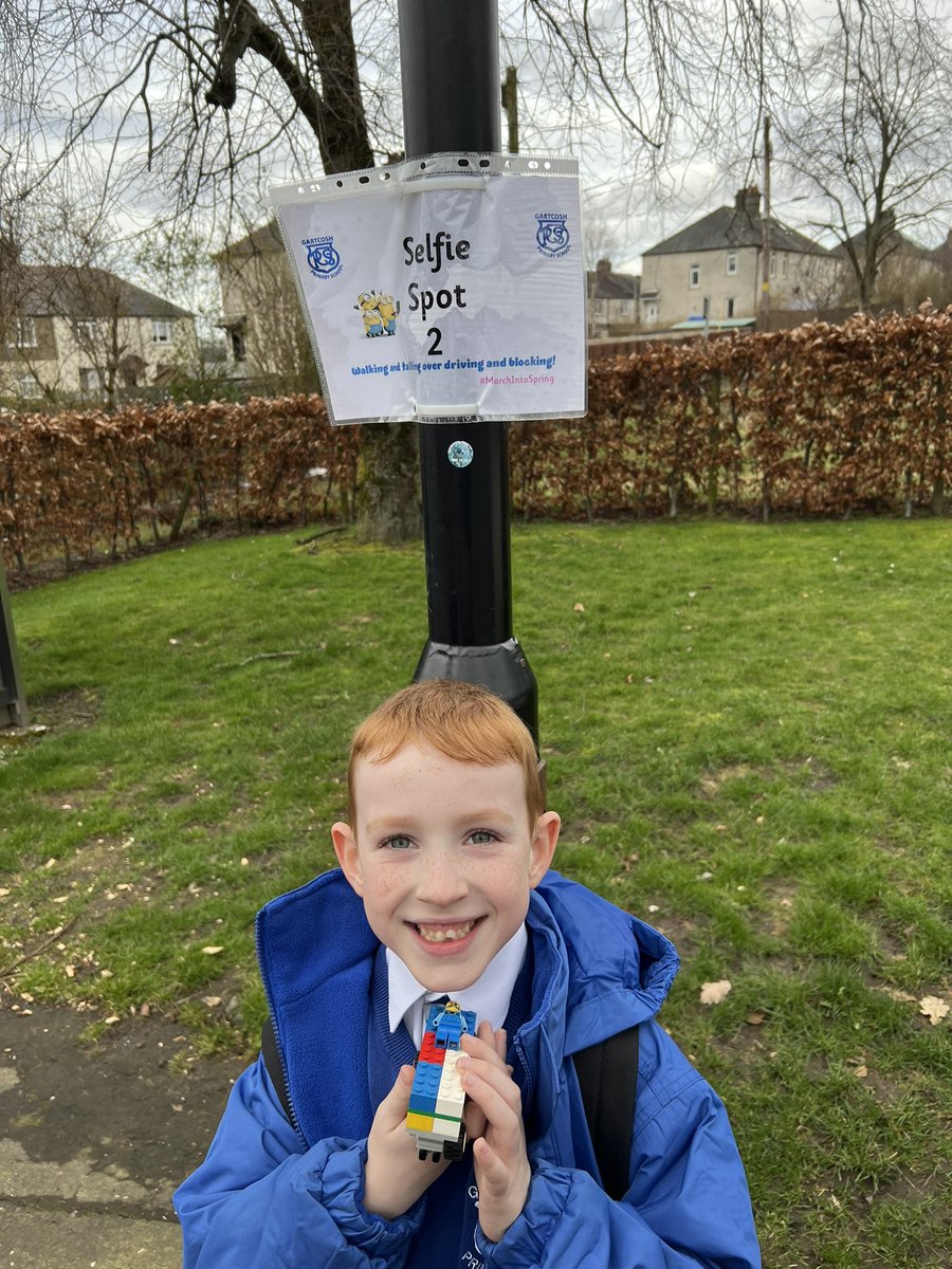 Went the opposite direction to our usual walk home in search of a selfie spot…  happy boy once he spotted one 📸 <a href="/GartcoshPS/">Gartcosh Primary Sch</a>