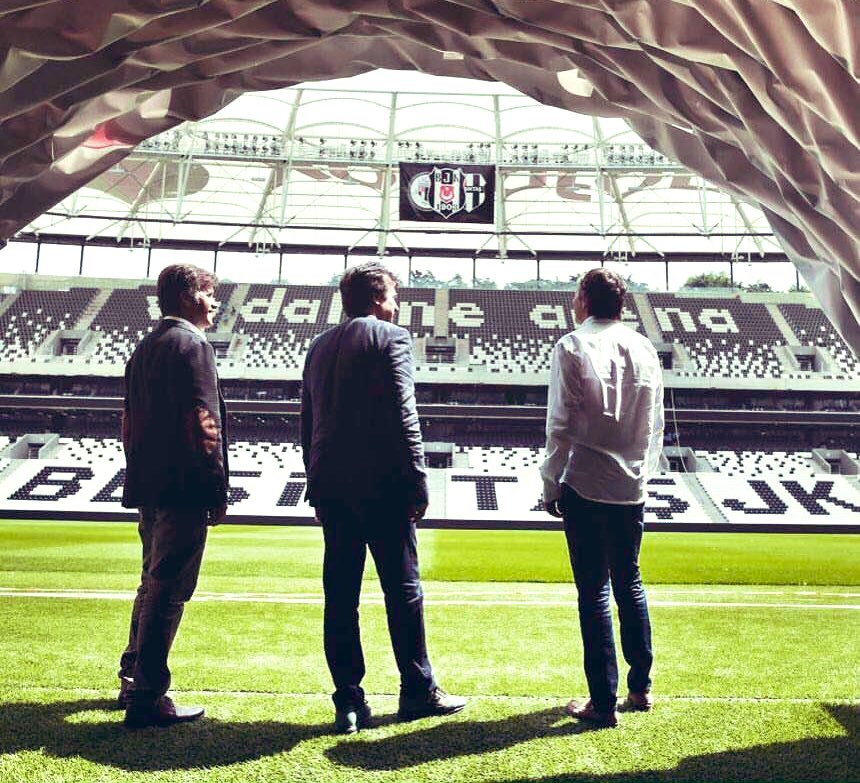 diğeri de şu: türkiye futbol tarihinin rakı roka balık kadar muazzam üçlüsünün fotoğrafı. birbirinden güç almanın, birbirine omuz vermenin, bir arada bu kadar güzel durmanın fotoğrafı.
yuvaya bakan üç kartal. bence gerçek değil. böyle güzel gerçek olmaz.