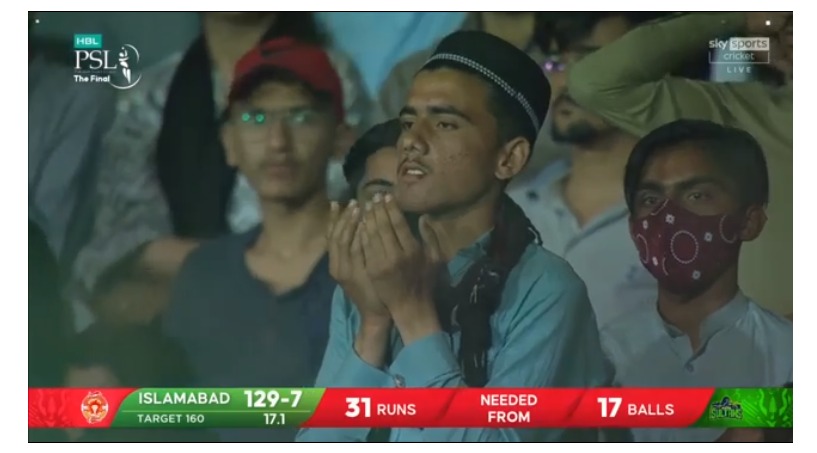 Match is getting tough and isb fans right now 😂😂 #foodpandaSambhalLega #IUforthewin @foodpanda_pk