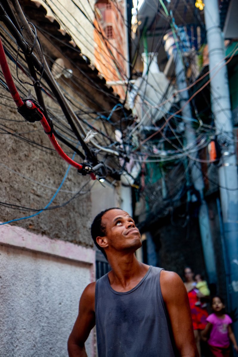 vozdacomunidade's tweet photo. Fios baixos são motivo de preocupação para moradores do Beco do Sabino, no Complexo do Alemão. Saiba mais em: ➡️https://t.co/risuSZ2Hp3

✍ @costaverso
📸 @costaverso I @euvilmaribeiro