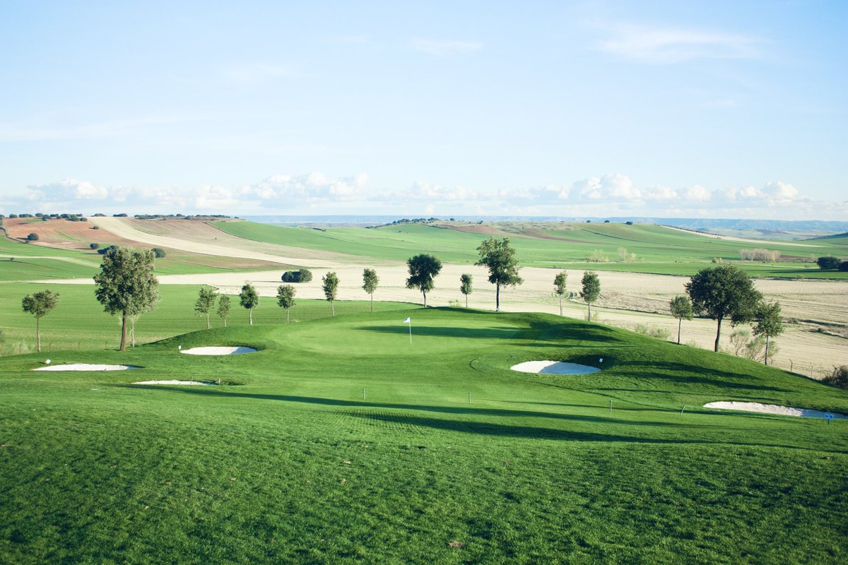 📸Hoyo 5 de Retamares. ⛳️ Par 4, 276 metros. ¿Aseguras con hierro a calle o vas a por todas con driver? 😉 Queremos leerte. 🏌🏻‍♀️ #GolfSpain