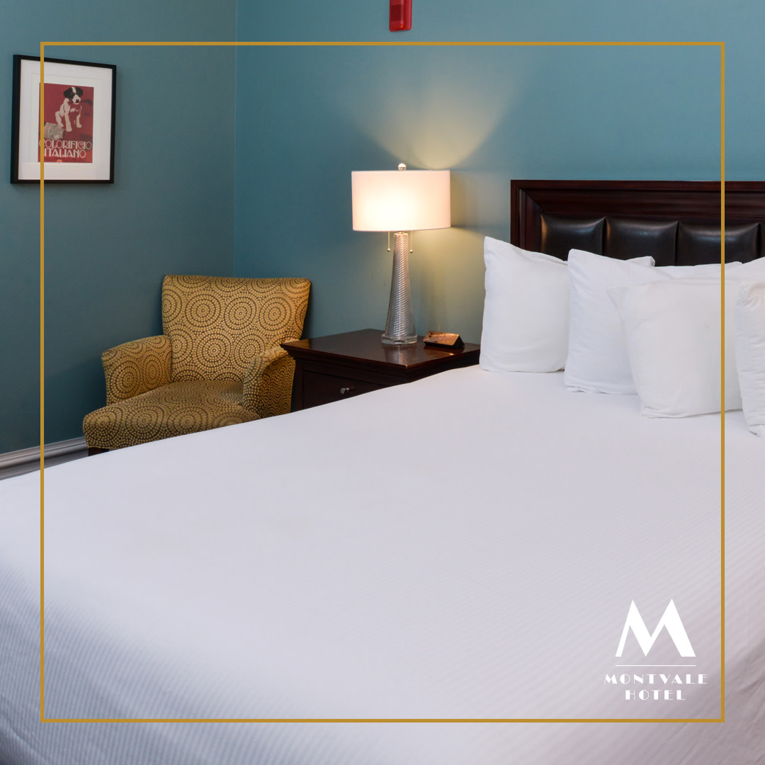 Classy and comfortable! Book your stay using the link in our bio! #montvalespokane #montvalehotel #visitspokane #pnwtravel #explorewashington #washingtonhotels #easternwashington