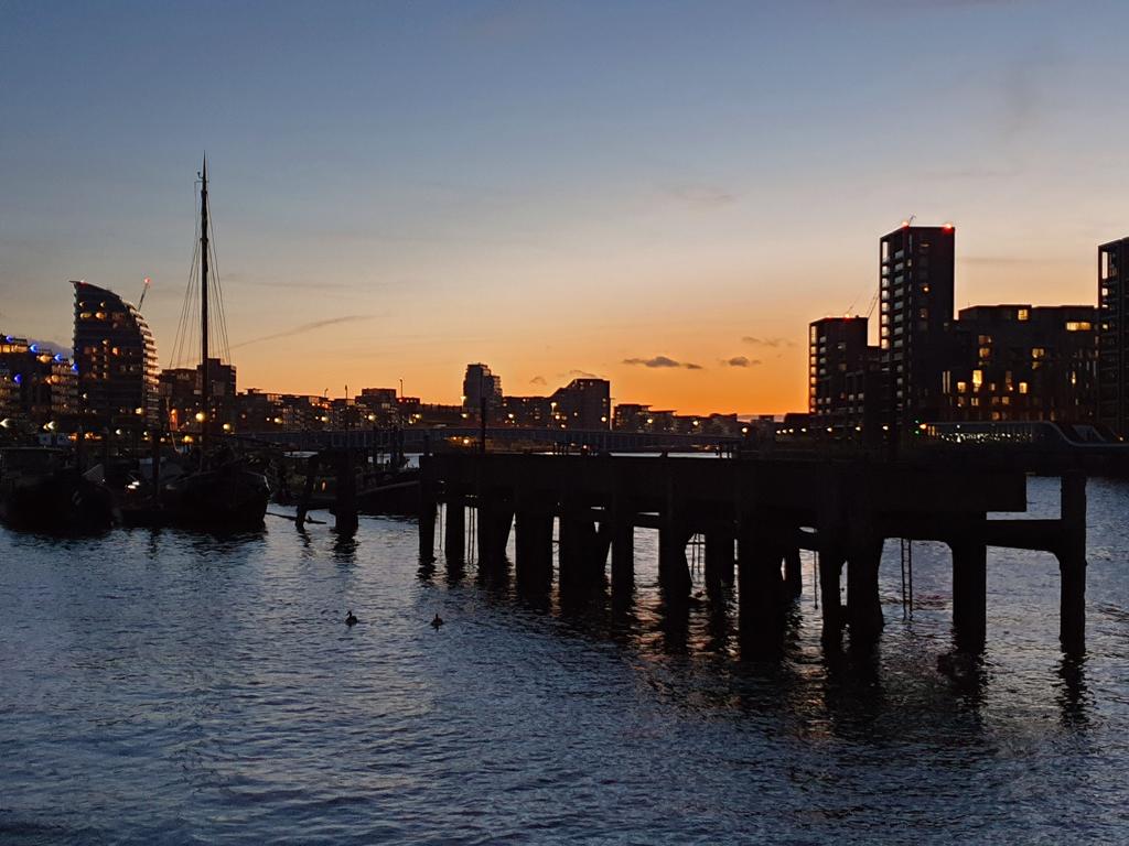 Plantation Wharf Pier, looking upstream this evening. Goodnight London #goodnightlondon #thamespath @RiverThames #tidalthames #thamesphotography #lifeinlondon #thames
