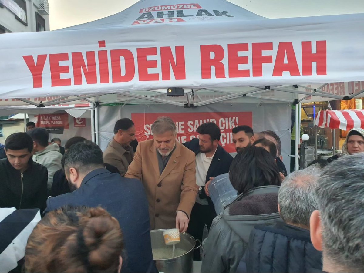 rpeyupsultan's tweet photo. İBB Başkan Adayımız Mehmet Altınöz'ün katılım sağladığı Eyüp Sultan Cami meydanında kurulmuş olan üye çadırımızda, 18 Mart Çanakkale Zaferi yıl dönümü münasebetiyle Eyüp Sultan türbe ziyaretine gelen ve meydanda bulunan vatandaşlara akşam iftarda üzüm hoşafı ve arpa çorbası ikram edildi.

Allah tüm şehitlerimizin makamlarını ali, mekanlarını cennet eylesin.