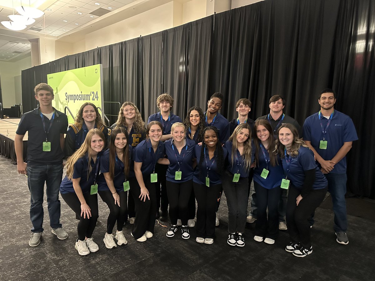 The Raider Leadership Team helped facilitate at the Leader in Me National Symposium! They did a FANTASTIC job taking on leadership roles & representing Warren East High School in a professional setting. #WELead 🔵🟡 @WEHSRaiders @BGChamber @TheLeaderinMe