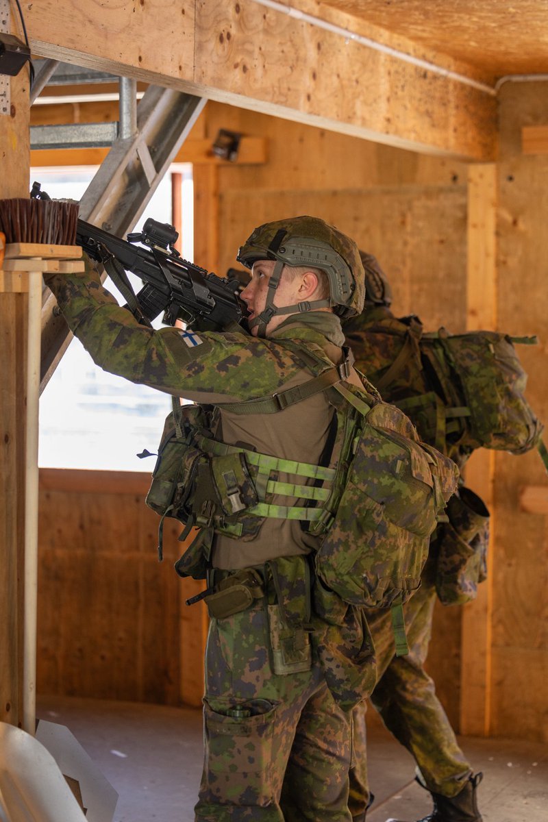 Tarkastin <a href="/KaartinJR/">Kaartin jääkärirykm.</a> valmiuden ja koulutuksen Santahaminassa. Ryhmän perustaitojen harjoittelua - toistokoulutuksella oikeat suoritukset haltuun - yhdessä tekemisen kautta luottamus omaan ja kaverin osaamiseen.

Oikein hyvä maanantai - hyvät lähdöt koko viikolle!