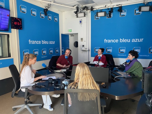 Semaine de la presse: Enola et Camille (Tles Fleuriste) interviewées au micro de France Bleu Azur pour évoquer le projet 'Lettre à moi même' en association avec le TNN.👏👏 Hâtes de découvrir le podcast. Merci à @_MaevaSantos @perrineld. @clemi_nice @AcademieNice @CardieNice