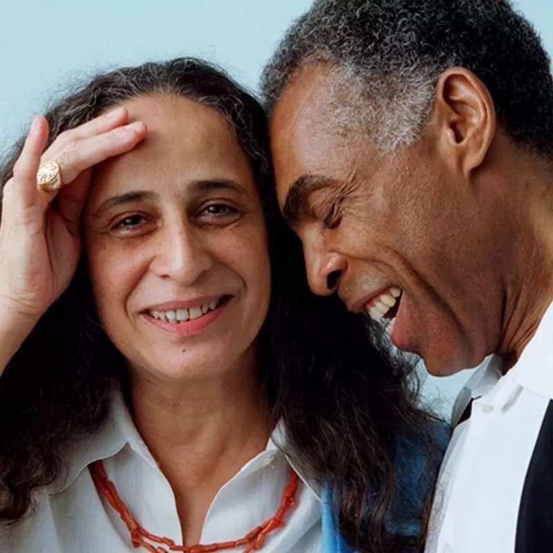 jornalnota's tweet image. (...) “Fui apaixonada por Gilberto Gil.

Mas ele me traiu, me largou lá chupando manga… Foi na Bahia antes de a gente ser profissional.

Eu conheci ele, toda noite cantava com a gente… era fascinante, Gil.
Aí eu me apaixonei e ele me dava muita corda.

A gente namorava muito, a…